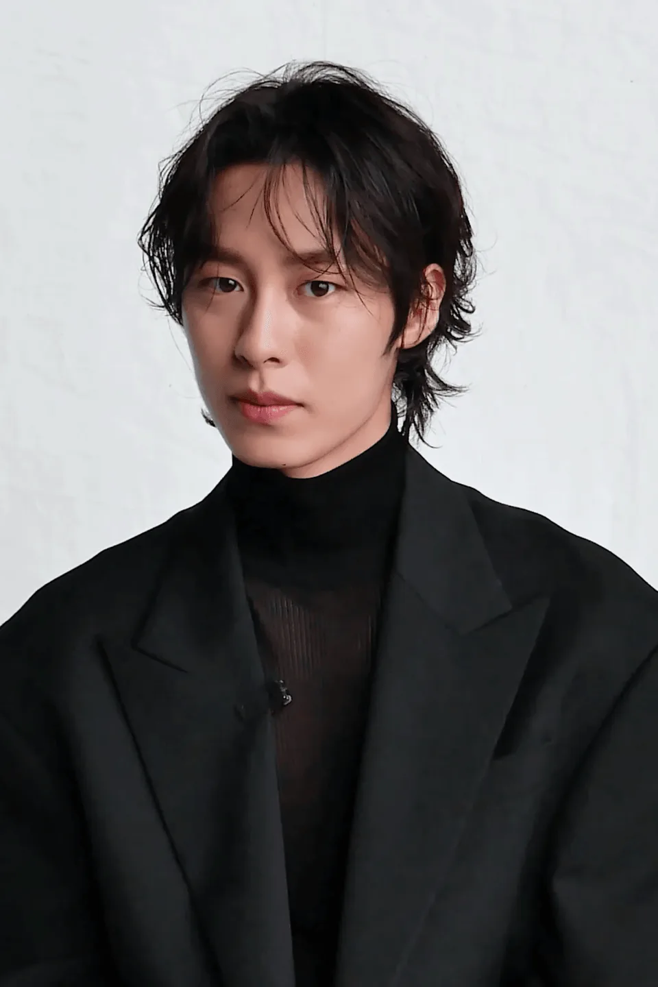 검은 재킷을 입고 정면을 바라보는 배우 이재욱의 자료사진
