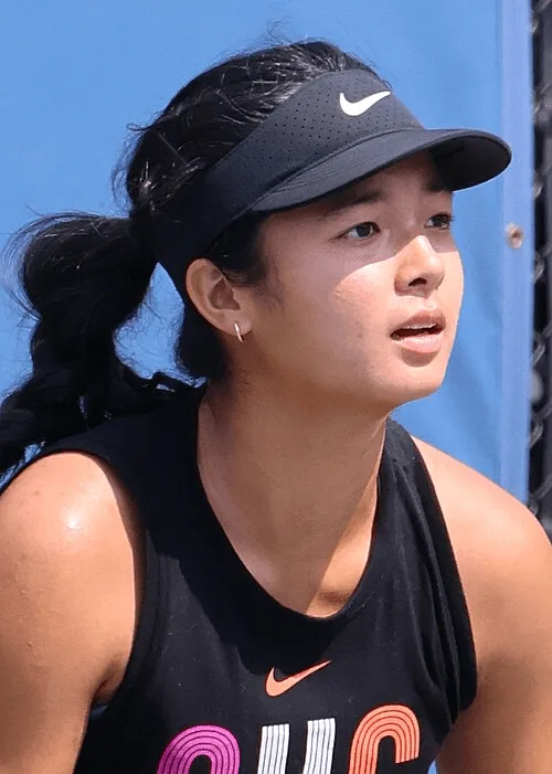Alex Eala (2024 US Open) 02 (recortada).jpg · Alex Eala entrenando en el US Open 2024