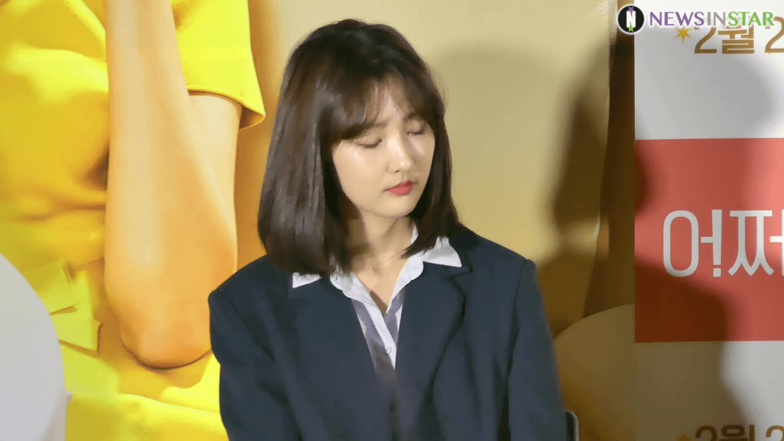 0218 가수가 아닌 배우 손지현 포커스, 영화 '어쩌다, 결혼' 언론시사회.webm · 18일 오후, 서울시 용산구 CGV용산아이파크몰에서 영화 '어쩌다 결혼' 언론 시사회 후 기자간담회가 열려 배우 고성희, 김동욱, 황보라, 손지현이 참석했다. '어쩌다 결혼'은 자유를 얻기 위해 결혼을 계획하는 성석(김동욱)과 내 인생을 찾기 위해 결혼을 선택한 해주(고성희)가 서로의 목적 달성을 위해 딱 3년만 결혼하는 '척', 같이 사는 '척'하기로 계약하며 생긴 이야기를 그린 영화로 오는 27일 개봉한다. 어쩌다결혼 #김동욱 #고성희 #황보라 #손지현 #언론시사회 #기자간담회 어쩌다결혼, 김동욱, 고성희, 황보라, 손지현, 언론시사회, 기자간담회