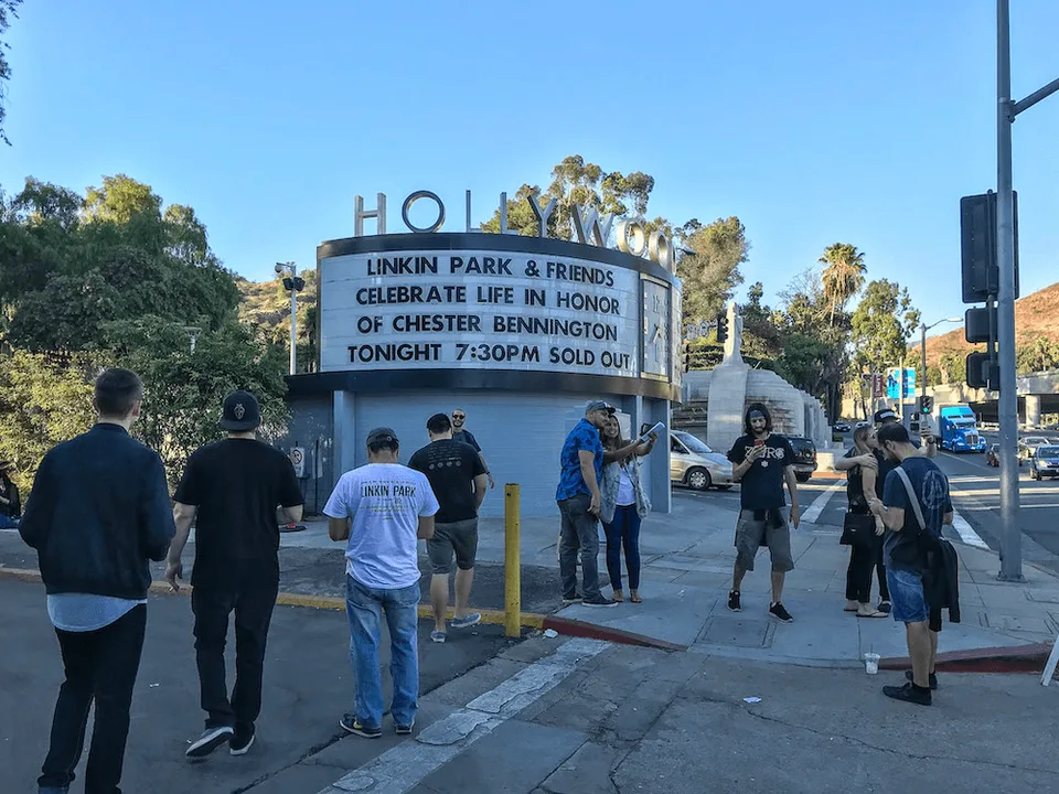 Cartel del concierto de Linkin Park en homenaje a Chester Bennington y fans