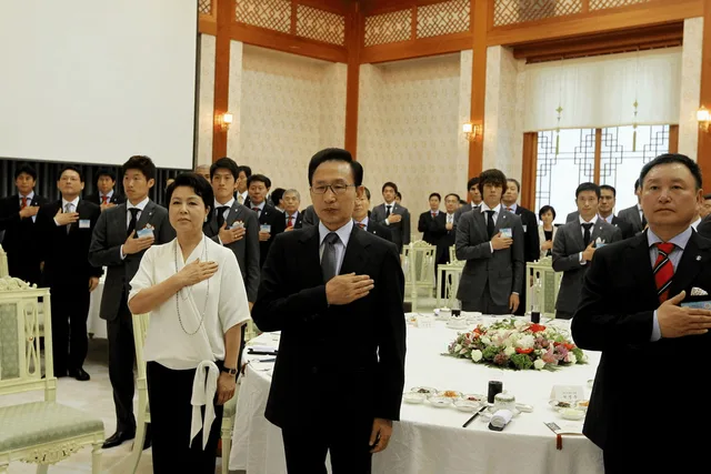 Luncheon for the national football team at the presidential office (2).jpg · El presidente Lee Myung-bak invita al equipo coreano de la Copa Mundial a la oficina presidencial Cheong Wa Dae en Seúl el 6 de julio