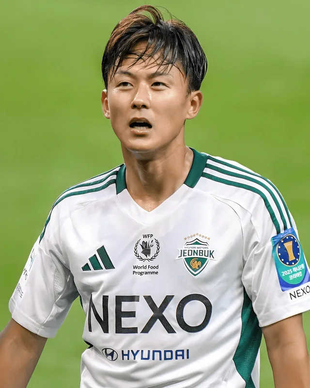250702 FC 서울 vs 전북 (이승우) 2.jpg · Lee Seung-woo at the K League 1 FC Seoul vs Jeonbuk Hyundai Motors soccer match at the Seoul World Cup Stadium on July 2, 2025.