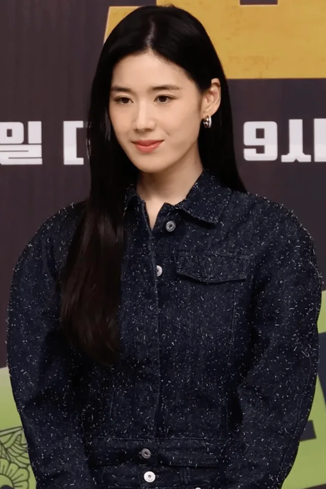 20260804 재벌X형사 2 정은채Jung Eun-chae (cropped).png · [4k] 안보현·정은채·강상준·김신비 | ‘재벌X형사2’ 제작발표회 full ver.