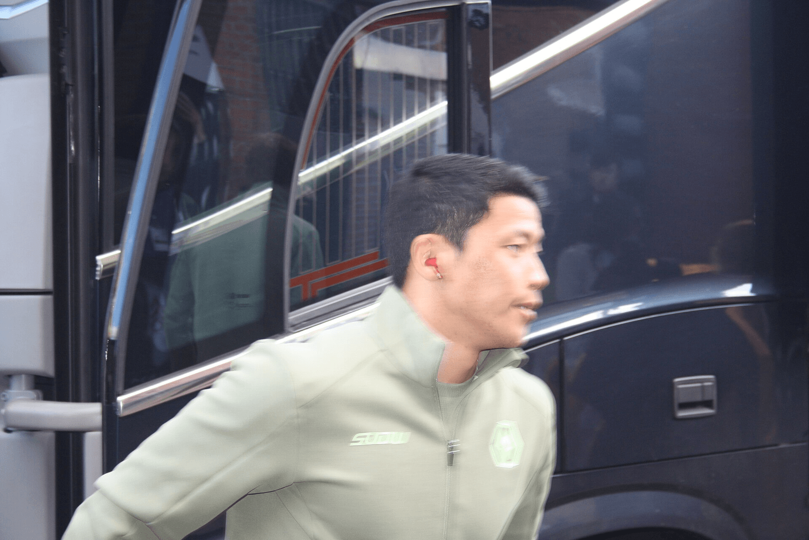 Hee-chan Hwang arriving at Craven Cottage before an away match against Fulham, in a public-domain image