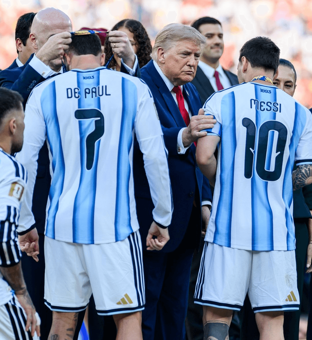 리오넬 메시와 로드리고 데 파울이 2026 FIFA 월드컵 준우승 메달을 받는 장면 공개 라이선스 이미지