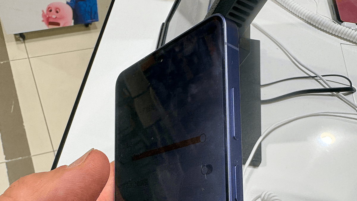 Publicly licensed image showing the Samsung Galaxy S26 Ultra with Privacy Display activated, photographed from the side