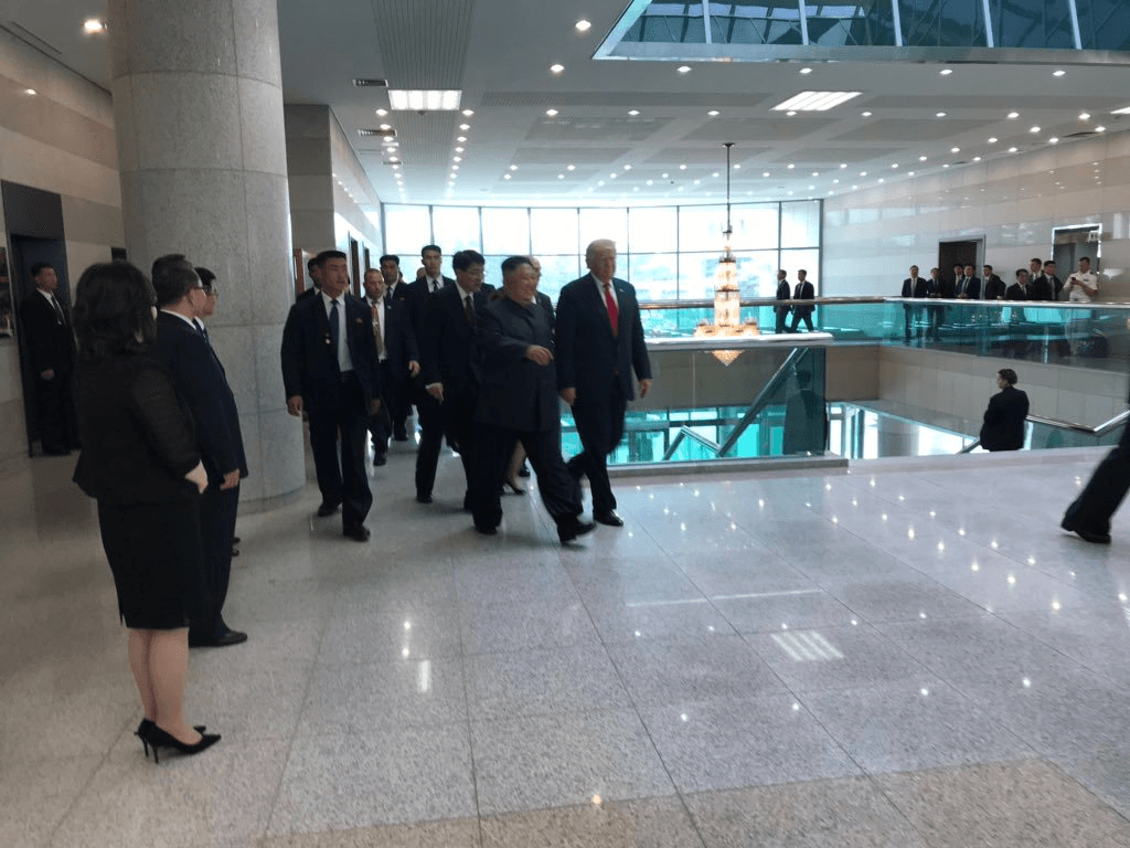 도널드 트럼프와 김정은이 2019년 판문점 DMZ 정상회동 후 함께 걷는 모습 공개 라이선스 이미지
