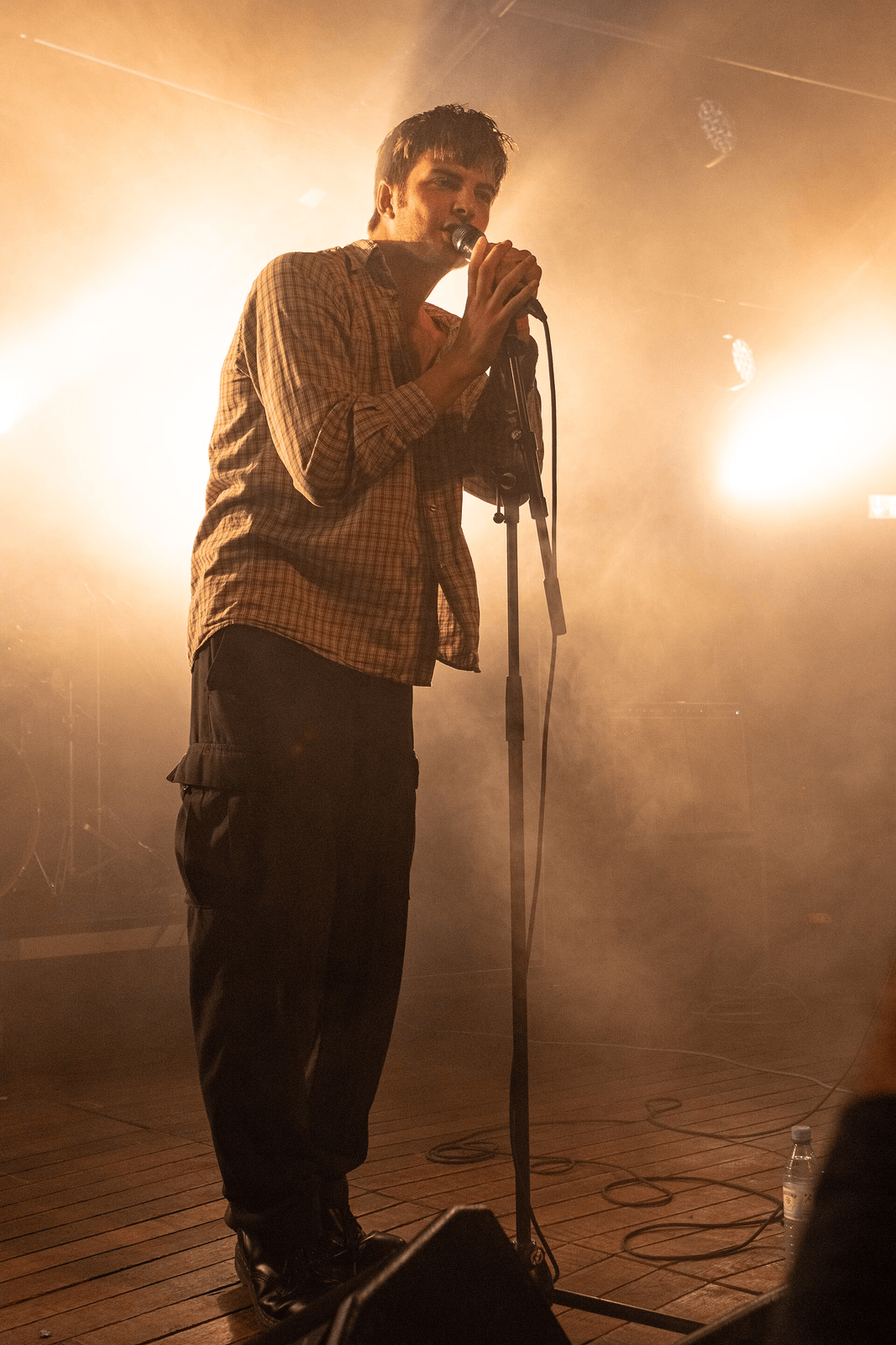 Fontaines D.C.가 2019년 독일 Haldern Pop Festival의 Spiegeltent에서 공연하는 모습 공개 라이선스 이미지