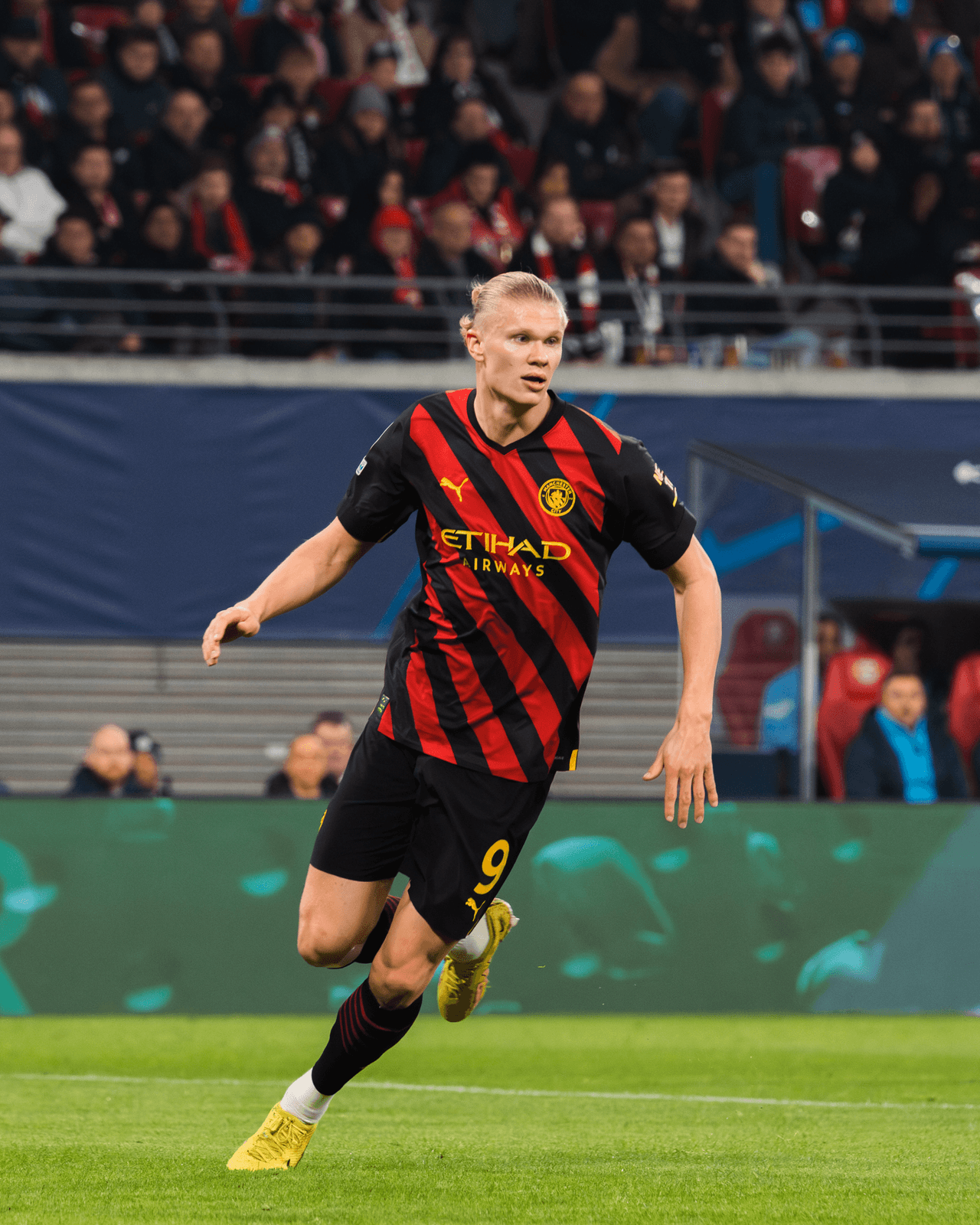 Erling Haaland 2023.jpg · Erling Haaland jugando con el Manchester City contra el RB Leipzig en un partido de la UEFA Champions League en el Red Bull Arena de Leipzig el 22 de febrero de 2023