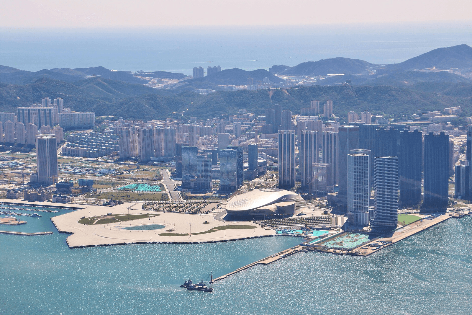 中国・大連の東港を写した公開ライセンス画像