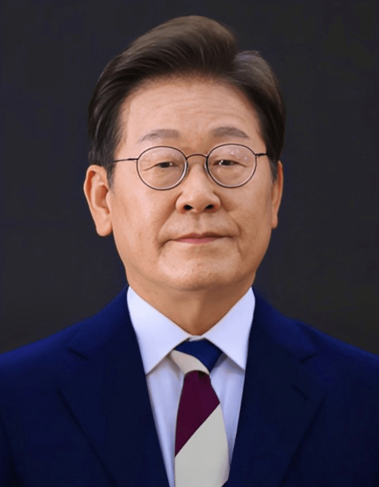 President Lee Jae-myung 2025 (cropped).jpg · Ceremonia de investidura del 21.º presidente de la República de Corea, Lee Jae-myung, 4 de junio de 2025, Cementerio Nacional de Seúl, Seúl. Fotografía conjunta de prensa del Gobierno de la República de Corea. Todas las fotografías de la cuenta oficial de