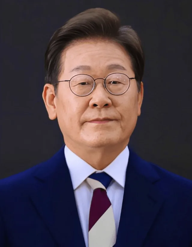 President Lee Jae-myung 2025 (cropped).jpg · Ceremonia de investidura del 21.º presidente de la República de Corea, Lee Jae-myung, 4 de junio de 2025, Cementerio Nacional de Seúl, Seúl. Fotografía conjunta de prensa del Gobierno de la República de Corea. Todas las fotografías de la cuenta oficial de
