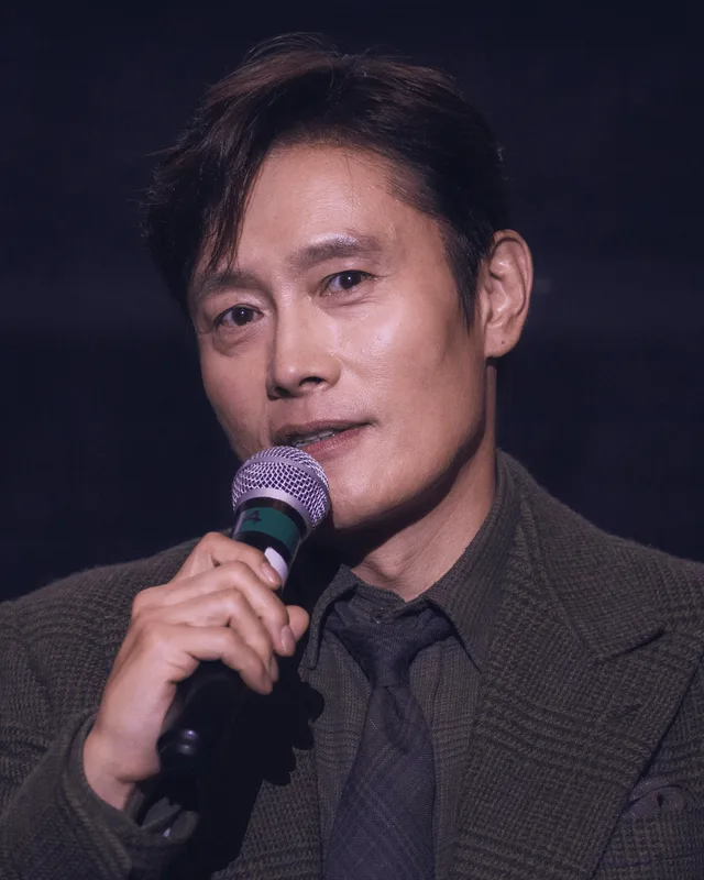 Lee Byung-hun - 어쩔수가없다.jpg · Lee Byung-hun en una sesión de preguntas y respuestas sobre No Other Choice en Los Ángeles, California