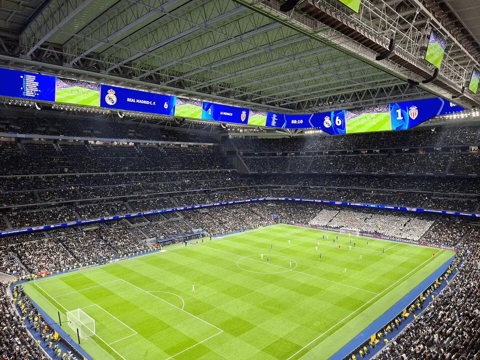 Vista del estadio Santiago Bernabéu y del campo de fútbol lleno de espectadores