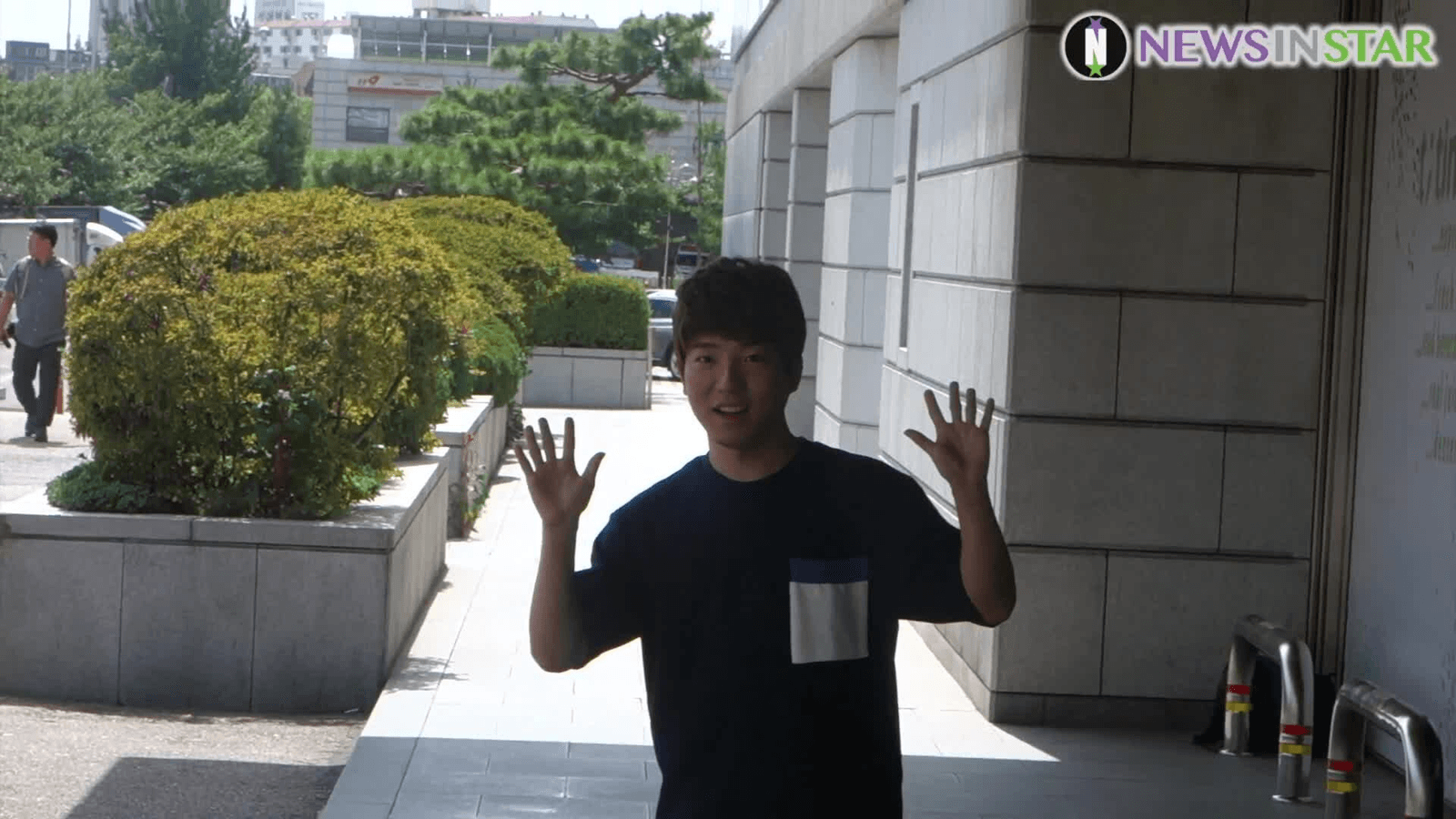 (NewsInStar) 180818 KBS ‘Happy Together 3’ Sparkling Special—Lee Sa-bae and Lee Soo-min commuting footage.webm · On the afternoon of August 18, filming for ‘Happy Together 3’ took place at the KBS Annex in Yeouido-dong, Yeongdeungpo-gu, Seoul. The recording was for the ‘Sparkling’ special, and Doti,