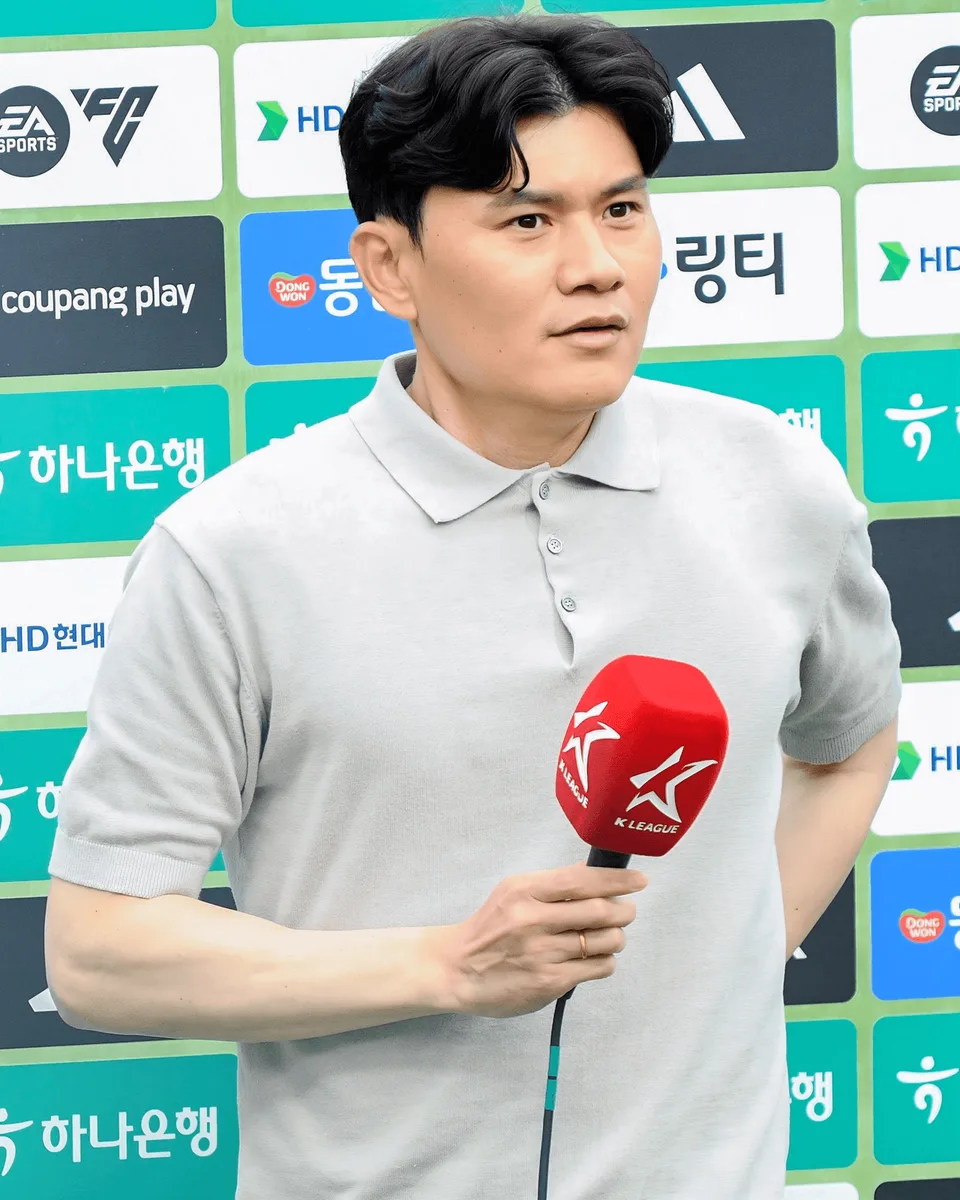 El entrenador de Gangwon FC, Chung Kyung-ho, sosteniendo un micrófono durante una entrevista
