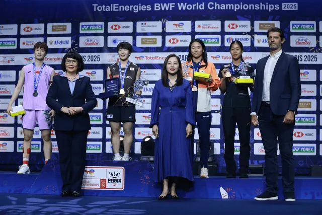 Women's Singles Podium World Championships 2025.jpg · Medallistas de la competición individual femenina en los Campeonatos Mundiales de la BWF de 2025.